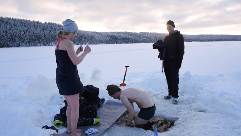 Bain de glace entre amis (vidéo)